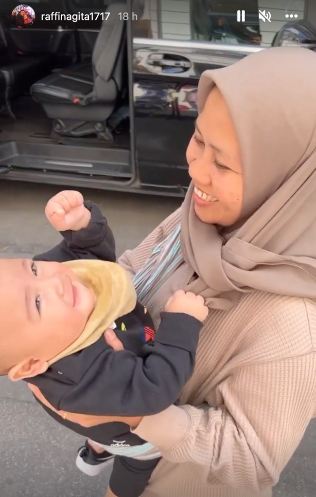 Bertugas menggendong dan menjaga Rayyanza, begini potret Rini saat sedang menggendong Rayyanza. Banyak netizen yang berharap dan mendoakan Rini agar bisa seperti Lala yang begitu menyayangi anak yang diasuhnya. Foto: Instagram