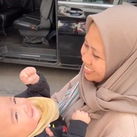 Bertugas menggendong dan menjaga Rayyanza, begini potret Rini saat sedang menggendong Rayyanza. Banyak netizen yang berharap dan mendoakan Rini agar bisa seperti Lala yang begitu menyayangi anak yang diasuhnya. Foto: Instagram