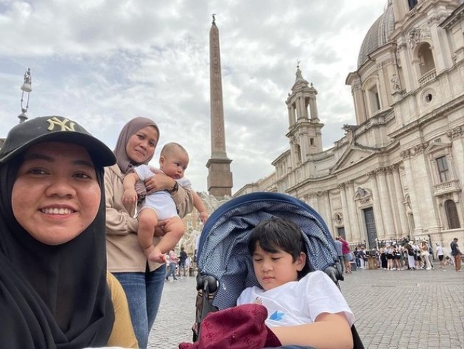 Sosok Rini pun membuat tak sedikit netizen penasaran. Sejak fotonya terpajang di akun Instagram Raffi-Nagita dan Lala, tak sedikit netizen yang terlihat ingin lebih mengenal Rini. Mereka pun meminta Lala agar menyuruh Rini membuat akun Instagram seperti dirinya. Foto: Instagram