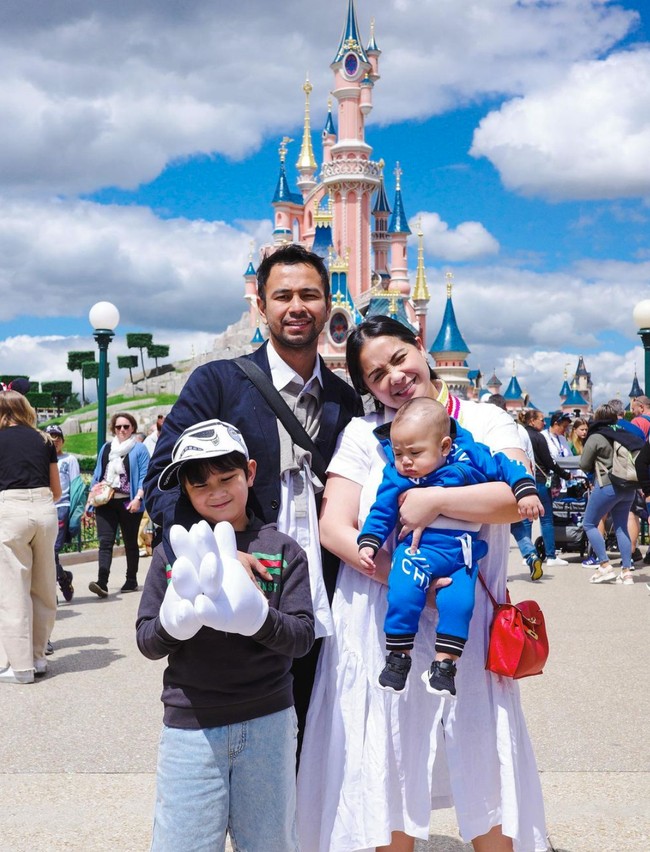 Raffi Ahmad dan Nagita Slavina bbeberapa waktu lalu terlihat bertolak ke Eropa untuk menghabiskan waktu berlibur. Tak hanya berdua, Raffi dan Nagita juga mengajak kedua putranya, Rafathar dan Rayyanza. Momen seru liburan keluarga Raffi Ahmad itu kemudian dibagikan ke akun Instagram milik Raffi-Nagita. Foto: Instagram