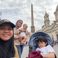 Sosok Rini pun membuat tak sedikit netizen penasaran. Sejak fotonya terpajang di akun Instagram Raffi-Nagita dan Lala, tak sedikit netizen yang terlihat ingin lebih mengenal Rini. Mereka pun meminta Lala agar menyuruh Rini membuat akun Instagram seperti dirinya. Foto: Instagram