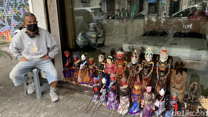 Ramdan Kosasih penjual wayang golek di Jalan Braga