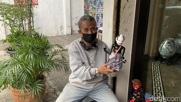 Ramdan Kosasih penjual wayang golek di Jalan Braga