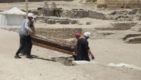 Kementerian Pariwisata dan Purbakala Mesir mengatakan pada Senin (30/5) waktu setempat, penemuan di sebuah pemakaman di Saqqara itu berisi patung-patung para dewa. Pihak kementerian juga menyebut sebanyak 250 peti mati, 150 patung perunggu dan benda-benda lain yang ditemukan di area pekuburan tersebut tertanggal hingga periode akhir, sekitar 500 SM.