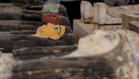 Peti mati kayu yang dicat ditemukan utuh di poros pemakaman dan berisi mumi, jimat, serta kotak kayu.
