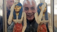 Selain peti mati, ratusan patung perunggu juga ditemukan di area pekuburan Saqqara Mesir. Beberapa di antaranya adalah patung kayu Nephthys dan ISIS yang bagian wajahnya berlapis emas.