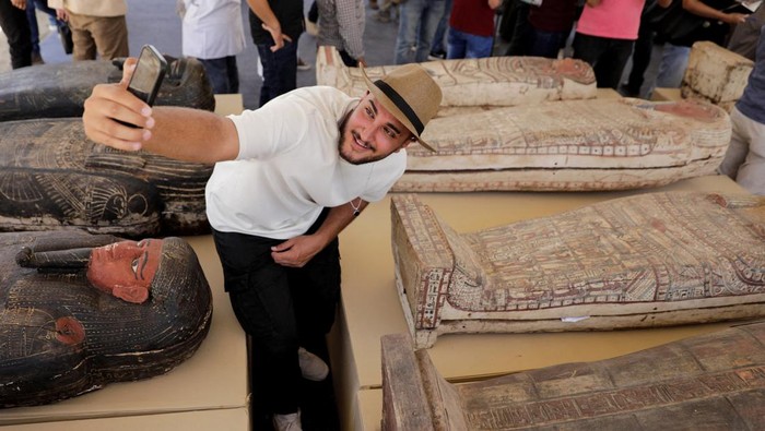 Ratusan peti mati dan patung dewa Mesir Kuno ditemukan di dekat pekuburan Saqqara Mesir. Salah satu peti mati yang ditemukan berisi mumi, jimat, dan kotak kayu.
