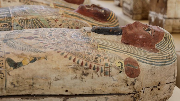 Ratusan peti mati dan patung dewa Mesir Kuno ditemukan di dekat pekuburan Saqqara Mesir. Salah satu peti mati yang ditemukan berisi mumi, jimat, dan kotak kayu.