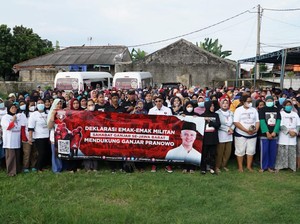 Emak-emak Relawan Ganjar Pranowo di Depok Gelar Bazar Murah