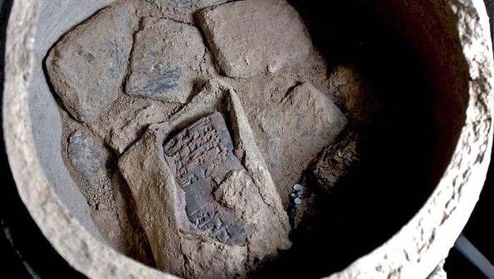 Reruntuhan Kota Tua Muncul Saat Waduk di Irak Mengering DUHOK, IRAQ - JANUARY 30: An aerial view of the newly found ancient city of 3,400 years from the Mitanni Empire period in Semel district of Duhok, Iraq on January 30, 2022. (Photo by Muhammed Felah Ibrahim/Anadolu Agency via Getty Images)