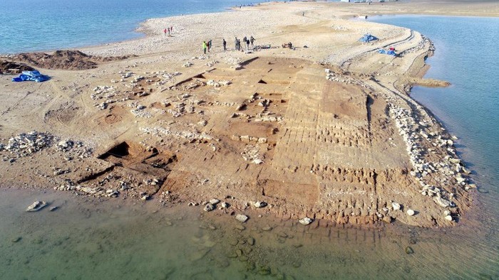 Reruntuhan Kota Tua Muncul Saat Waduk di Irak Mengering DUHOK, IRAQ - JANUARY 30: An aerial view of the newly found ancient city of 3,400 years from the Mitanni Empire period in Semel district of Duhok, Iraq on January 30, 2022. (Photo by Muhammed Felah Ibrahim/Anadolu Agency via Getty Images)