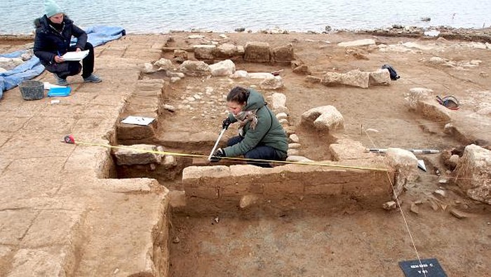 Reruntuhan Kota Tua Muncul Saat Waduk di Irak Mengering DUHOK, IRAQ - JANUARY 30: An aerial view of the newly found ancient city of 3,400 years from the Mitanni Empire period in Semel district of Duhok, Iraq on January 30, 2022. (Photo by Muhammed Felah Ibrahim/Anadolu Agency via Getty Images)
