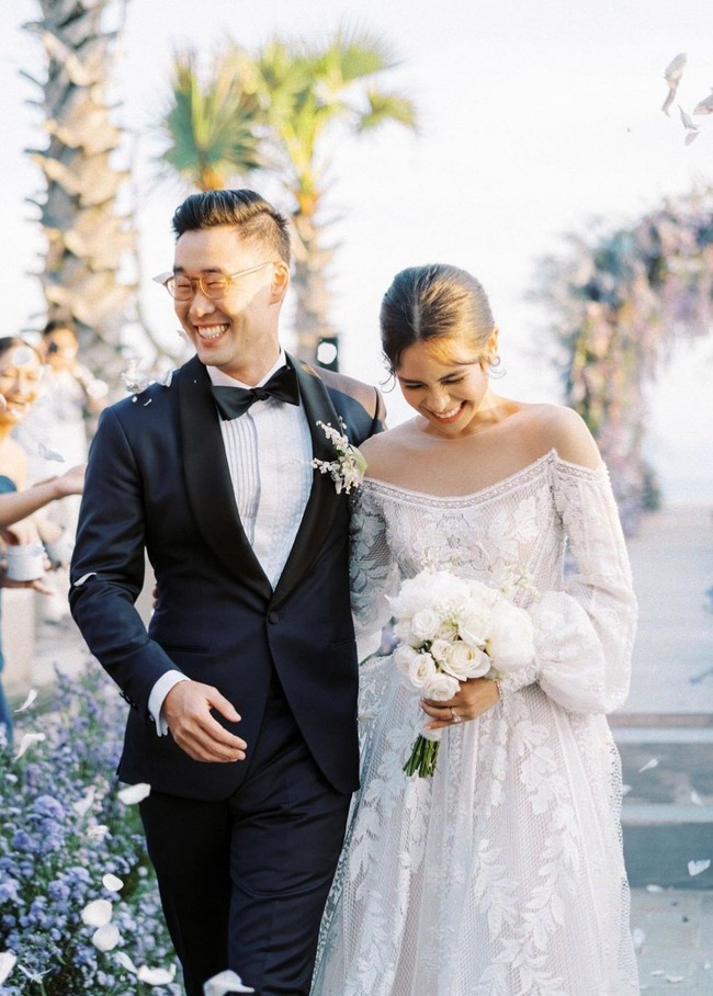 Sementara itu sang suami, Jesse Choi, tampil elegan mengenakan setelan tuksedo dari koleksi Wong Hang Tailor karya desainer Jonathan Wongso.  Foto: Instagram/@maudyayunda @iluminen