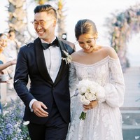 Sementara itu sang suami, Jesse Choi, tampil elegan mengenakan setelan tuksedo dari koleksi Wong Hang Tailor karya desainer Jonathan Wongso.  Foto: Instagram/@maudyayunda @iluminen