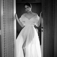 Sebelum tampil di acara resepsi, Maudy Ayunda juga melakukan sesi foto mengenakan bridal robe, masih dari koleksi Hian Tjen. Busana bergaya era Victorian ini menonjolkan aura seksi yang elegan dengan material transparan, potongan korset serta high-slit. Foto: Instagram/@maudyayunda @iluminen