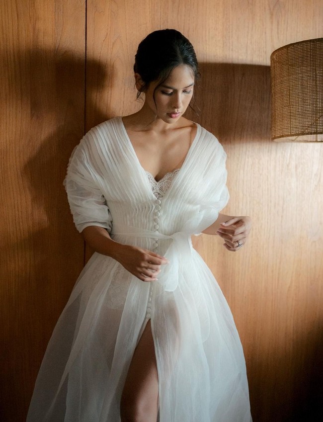 Garis leher off-the shoulder mengaksentuasi bahu Maudy Ayunda yang indah sekaligus atletis. Foto: Instagram/@maudyayunda @iluminen