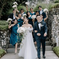 Tak hanya satu, Hian Tjen merancang dua gaun pengantin untuk dipakai Maudy Ayunda. Kali ini ia mengenakan gaun berpotongan ballgown dengan aksen tulle pada lengan. Foto: Instagram/@maudyayunda @iluminen