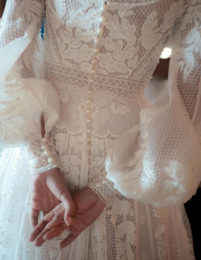 Gaun berpotongan A-line semata kaki tampil lebih mewah dengan mutiara yang disematkan pada ulir-ulir bordiran dan hem lengan. Foto: Instagram/@maudyayunda @iluminen