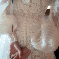 Gaun berpotongan A-line semata kaki tampil lebih mewah dengan mutiara yang disematkan pada ulir-ulir bordiran dan hem lengan. Foto: Instagram/@maudyayunda @iluminen