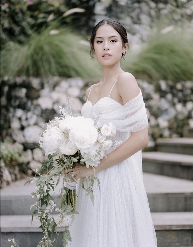 Tak perlu makeup tebal untuk mempercantik wajah Maudy Ayunda yang memang sudah ayu. Pulasan riasan tipis bernuansa nude dikreasikan perias ternama Philipe Karunia, sementara rambutnya disanggul sederhana oleh Eva Pical. Foto: Instagram/@maudyayunda @iluminen