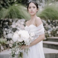 Tak perlu makeup tebal untuk mempercantik wajah Maudy Ayunda yang memang sudah ayu. Pulasan riasan tipis bernuansa nude dikreasikan perias ternama Philipe Karunia, sementara rambutnya disanggul sederhana oleh Eva Pical. Foto: Instagram/@maudyayunda @iluminen