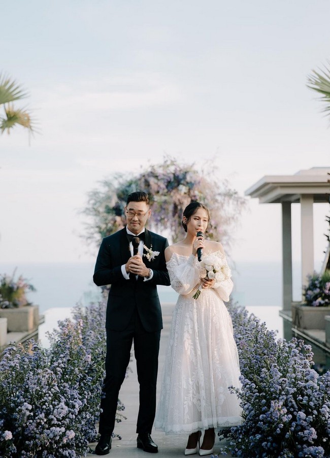 Aktris yang populer lewat film ‘Perahu Kertas’ tersebut memadukan gaunnya dengan high heels model pointy shoes.  Foto: Instagram/@maudyayunda @iluminen