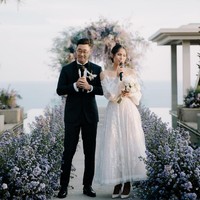 Aktris yang populer lewat film ‘Perahu Kertas’ tersebut memadukan gaunnya dengan high heels model pointy shoes.  Foto: Instagram/@maudyayunda @iluminen