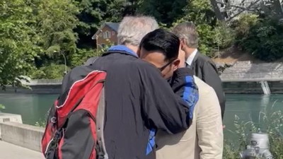 Momen Ridwan Kamil Dipeluk Heinrich, Warga Bern Penolong Adik Eril