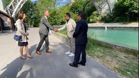 Wali Kota Graffenried menyampaikan dukungan optimal dalam upaya pencarian Saudara Eril. Dalam kesempatan yang sama, Bapak Ridwan Kamil beserta Ibu Atalia juga bertemu dengan Bapak Heinrich, penduduk Bern yang pada saat kejadian turut membantu adik perempuan Saudara Eril dan temannya naik ke daratan saat itu, tulis KBRI Bern dalam situs resminya, Selasa (31/5/2022). (KBRI Bern). Selengkapnya baca di sini.