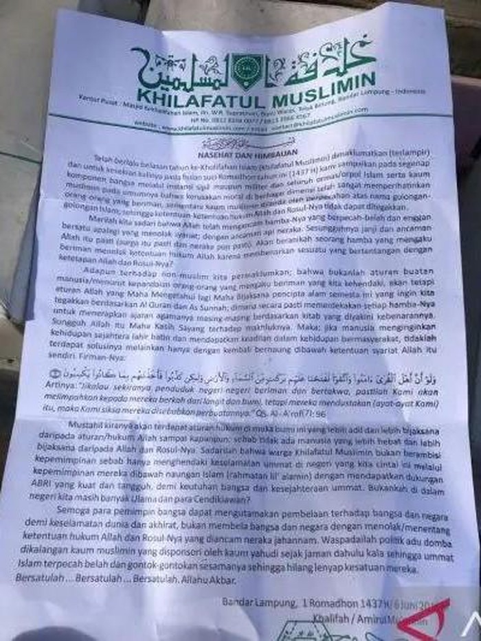 Rombongan konvoi motor bawa atribut khilafah membagikan selebaran kepada warga di Kramat Jati, Jaktim, Selasa (31/5) (ANTARA/Yogi Rachman)
