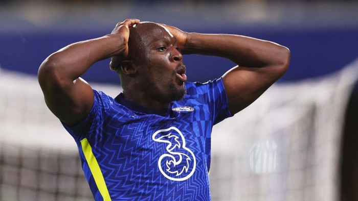 LONDON, ENGLAND - MAY 19: Romelu Lukaku of Chelsea reacts after missing a chance during the Premier League match between Chelsea and Leicester City at Stamford Bridge on May 19, 2022 in London, England. (Photo by Clive Rose/Getty Images)