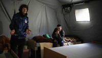 Tenda itu tampak dilengkapi dengan sejumlah tempat tidur untuk beristirahat.