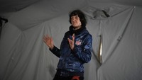 Kycherenko Valentyna, salah seorang warga Irpin menunjukkan tenda sementara yang kini menjadi tempat tinggalnya usai rumah yang ia tempati hancur akibat invasi Rusia ke wilayah Ukraina.