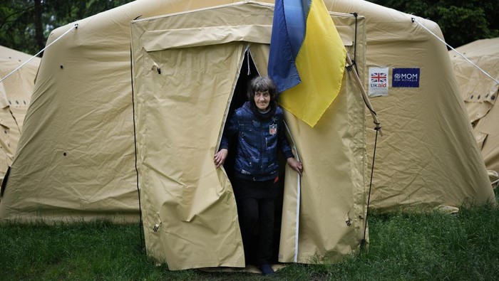 Rumah Hancur Gegara Invasi Rusia, Warga Ukraina Ini Tinggal di Tenda Perang imbas invasi Rusia menghancurkan sejumlah wilayah Ukraina. Warga di Irpin, Ukraina, kini tinggal di tenda usai rumahnya hancur gegara invasi Rusia.
