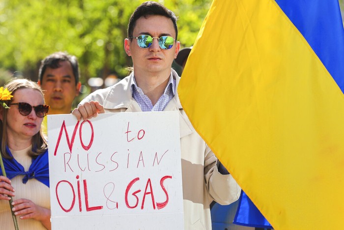 Russia Ukraine War Europe Ukrainian demonstrators demand an embargo on Russian oil during a protest in front of EU institutions prior to an extraordinary meeting of EU leaders to discuss Ukraine, energy and food security at the Europa building in Brussels, Monday, May 30, 2022. (AP Photo/Olivier Matthys)