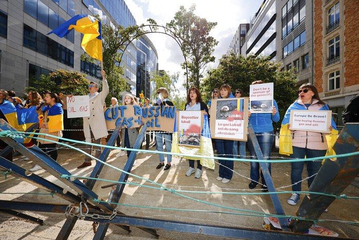 Ukrainian demonstrators demand an embargo on Russian oil during a protest in front of EU institutions prior to an extraordinary meeting of EU leaders to discuss Ukraine, energy and food security at the Europa building in Brussels, Monday, May 30, 2022. (AP Photo/Olivier Matthys)
