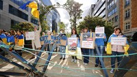 Pengunjukrasa berdemonstrasi di luar gedung pertemuan pemimpin Uni Eropa, di Brussels, Belgia, Senin (30/5). Mereka meminta Uni Eropa tidak membeli minyak dan gas (migas) dari Rusia karena menginvasi Ukraina.