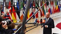Presiden Dewan Eropa, Charles Michel berbicara kepada media sebelum pertemuan luar biasa para pemimpin Uni Eropa untuk membahas Ukraina, energi dan ketahanan pangan di gedung Europa di Brussels, Senin (30/5/2022).