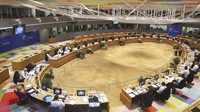 Pertemuan para pemimpin Uni Eropa di Brussels, Senin (30/5/2022). Tampak Presiden Ukraina Volodymyr Zelenskyy berpidato secara online di layar sebelah kiri.