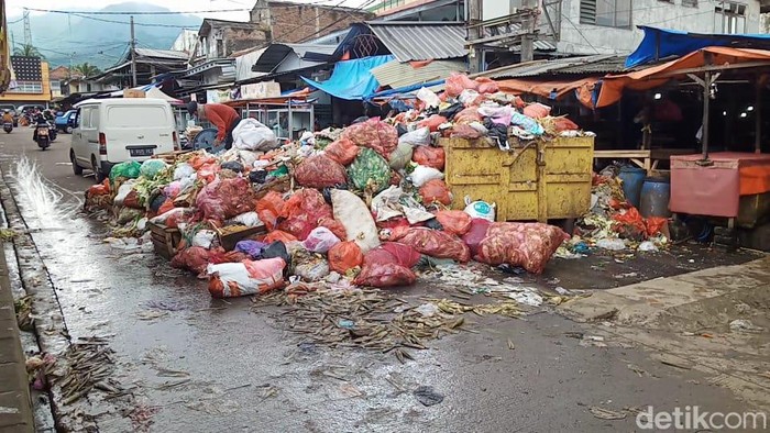 Sampah Menumpuk di Pasar Badak Pandeglang