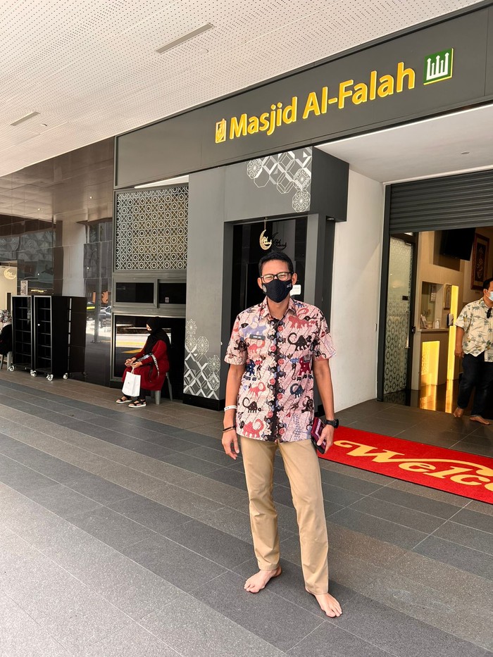 Di tengah kesibukannya melaksanakan kunjungan kerja (Kunker) di Singapura dengan agenda bertemu sejumlah agen travel dan tur, Menteri Pariwisata dan Ekonomi Kreatif (Menparekraf) RI, Sandiaga Salahuddin Uno menyempatkan diri untuk shalat Dzuhur di Masjid Al-Falah, Selasa (31/5/2022).