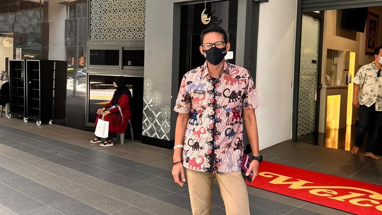 Di tengah kesibukannya melaksanakan kunjungan kerja (Kunker) di Singapura dengan agenda bertemu sejumlah agen travel dan tur, Menteri Pariwisata dan Ekonomi Kreatif (Menparekraf) RI, Sandiaga Salahuddin Uno menyempatkan diri untuk shalat Dzuhur di Masjid Al-Falah, Selasa (31/5/2022).