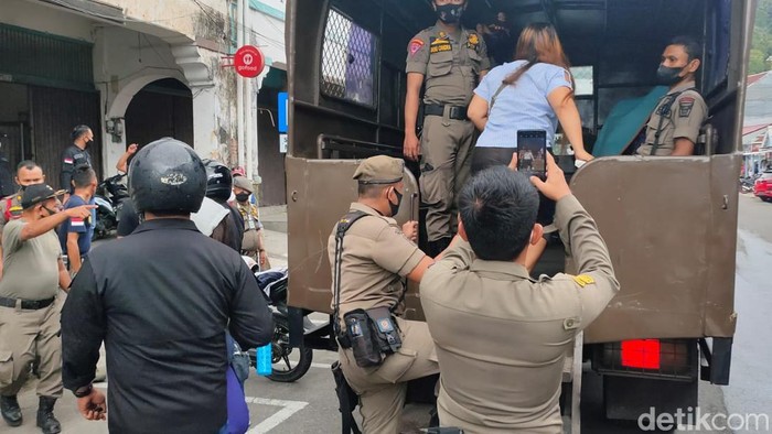 Satpol Pol PP gerebek panti pijat berkedok warung kopi.