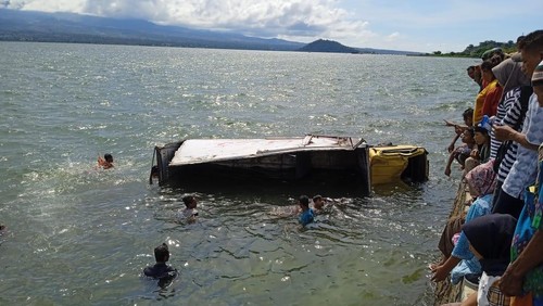Satu unit mobil box terjun bebas ke laut tepatnya di tikungan Jalan Sultan Muhamad Salahudin, Kelurahan Dara, Kota Bima, NTB, Selasa (31/5/2022).