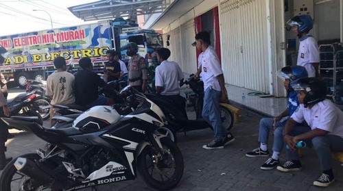 Sekelompok remaja SMA dibubarkan oleh Unit Patroli Samapta Polres Sumbawa karena diduga akan melakukan tawuran antar pelajar, Selasa (31/05/22) siang.