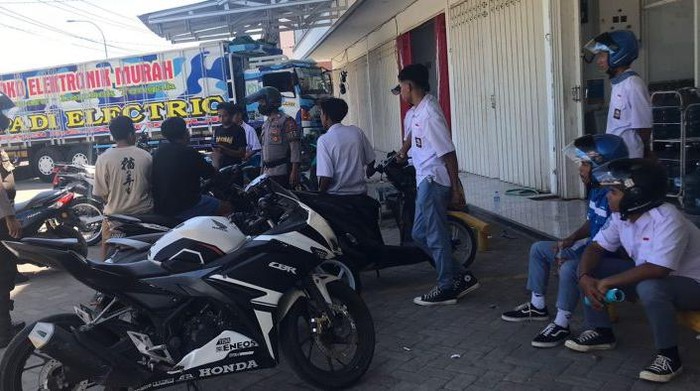 Sekelompok remaja SMA dibubarkan oleh Unit Patroli Samapta Polres Sumbawa karena diduga akan melakukan tawuran antar pelajar, Selasa (31/05/22) siang.