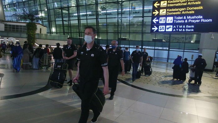 Sejumlah kru Formula E dari Tim NIO bersantai sejenak setibanya di Terminal 3 Bandara Soekarno Hatta, Tangerang, Banten, Selasa (31/5/2022). Sebanyak 18 pembalap dan 904 orang kru tiba di Jakarta pada Selasa (31/5/2022) sebelum mengikuti seri ke-9 balapan Formula E Jakarta yang akan digelar di Jakarta International E-Prix Circuit (JIEC) pada Sabtu, 4 Juni 2022. ANTARA FOTO/Muhammad Iqbal/aww.