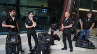 Sejumlah kru Formula E dari Tim NIO bersantai sejenak setibanya di Terminal 3 Bandara Soekarno Hatta, Tangerang, Banten, Selasa (31/5/2022).