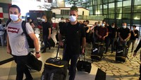 Sejumlah kru Formula E dari Tim Techeetah berjalan menuju bus yang akan membawanya ke hotel setibanya di Terminal 3 Bandara Soekarno Hatta, Tangerang, Banten, Selasa (31/5/2022).