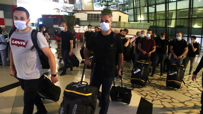 Siap Ngegas! Pebalap dan Kru Tim Formula E Tiba di Jakarta Sejumlah kru Formula E dari Tim NIO bersantai sejenak setibanya di Terminal 3 Bandara Soekarno Hatta, Tangerang, Banten, Selasa (31/5/2022). Sebanyak 18 pembalap dan 904 orang kru tiba di Jakarta pada Selasa (31/5/2022) sebelum mengikuti seri ke-9 balapan Formula E Jakarta yang akan digelar di Jakarta International E-Prix Circuit (JIEC) pada Sabtu, 4 Juni 2022. ANTARA FOTO/Muhammad Iqbal/aww.